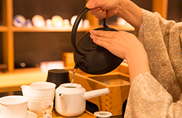 Savor the taste of carefully selected Kaga tea, 24 hours a day.