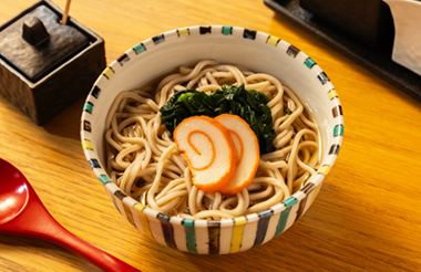 Enjoy soba noodles after dining or drinking.